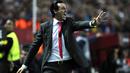 Pelatih Sevilla, Unai Emery berteriak memberikan arahan kepada anak asuhnya saat melawan  Shakhtar Donetsk pada leg kedua semifinal Liga Europa di Stadion Ramon Sanchez Pizjuan, Sevilla, Jumat (6/5/2016) dini hari WIB. (AFP/Cristina Quicler)