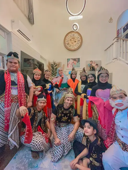 Tidak sendiri, ide kejutan ultah untuk Fairuz berupa kostum wayang pun dipakai juga oleh karyawannya atau Team Sonfai. Punya nilai filosofis, Sonny pun mengucapkan terima kasih untuk semua yang sudah mau menjadi versi berbeda dari hidup dan mewujudkannya dalam karakter pewayangan. (Liputan6.com/IG/@sonnyseptian)