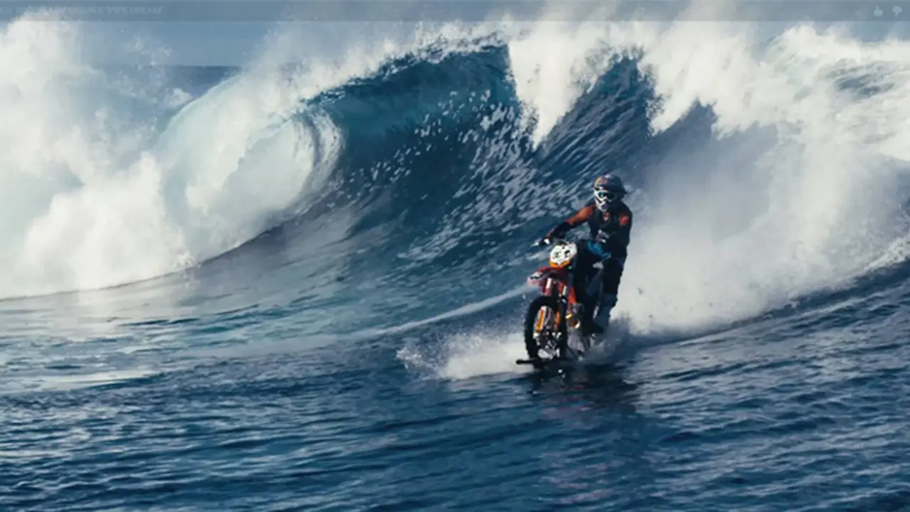 Keren, Maddo Maddison Surfing dengan Sepeda Motornya