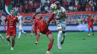Bertanding pada laga tunda pekan ke-21 BRI Super League 2025/2026 di Jakarta International Stadium (JIS), Minggu (15/3/2026) malam WIB, Persija harus puas berbagai angka dengan Dewa United Banten FC setelah bermain imbang 1-1. Tampak dalam foto, pemain Persija berebut bola dengan penyerang kiri Dewa United Banten FC, Noah Wail Sadaoui saat pertandingan lanjutan BRI Super League 2025/2026 di Jakarta International Stadium (JIS), Minggu (15/3/2026) malam WIB. (Bola.com/M Iqbal Ichsan)