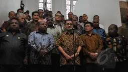 Menteri ESDM Sudirman Said (tengah) dan Gubernur Papua Lukas Enembe (kedua kiri) memberikan keterangan terkait wacana pembangunan smelter PT Freeport di gedung Kementerian ESDM, Jakarta, Jumat (6/2).(Liputan6.com/Faizal Fanani)