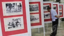 Pengunjung memperhatikan foto hitam putih saat peristiwa Konferensi Asia Afrika tahun 1955 di Gedung Parlemen DPR RI, Jakarta, Kamis (23/4/2015). (Liputan6.com/Helmi Afandi)
