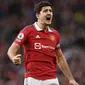 Selebrasi bek Manchester United, Harry Maguire usai laga Liga Inggris 2022/2023 menghadapi Manchester City di di Old Trafford Stadium, Manchester (14/1/2023). Harry Maguire didatangkan Manchester United dari Leicester City pada awal musim 2019/2020 dengan nilai transfer 87 juta euro. Sempat menjadi andalan di lini belakang, ia mulai terpinggirkan akibat sering membuat blunder. Hingga kini ia telah tampil dalam 175 laga di semua ajang dengan torehan 7 gol dan 5 assist. (AFP/Oli Scarff)