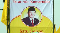 Seorang PKL melintasi baliho Ade Komarudin di kawasan alun alun utara Yogyakarta, Jumat (11/3/2016). Ade Komarudin akan mendekalrasikan pencalonan ketua Umum DPP Golkar yang akan bertarung pada Munaslub 2016. (Liputan6.com/Boy Harjanto)