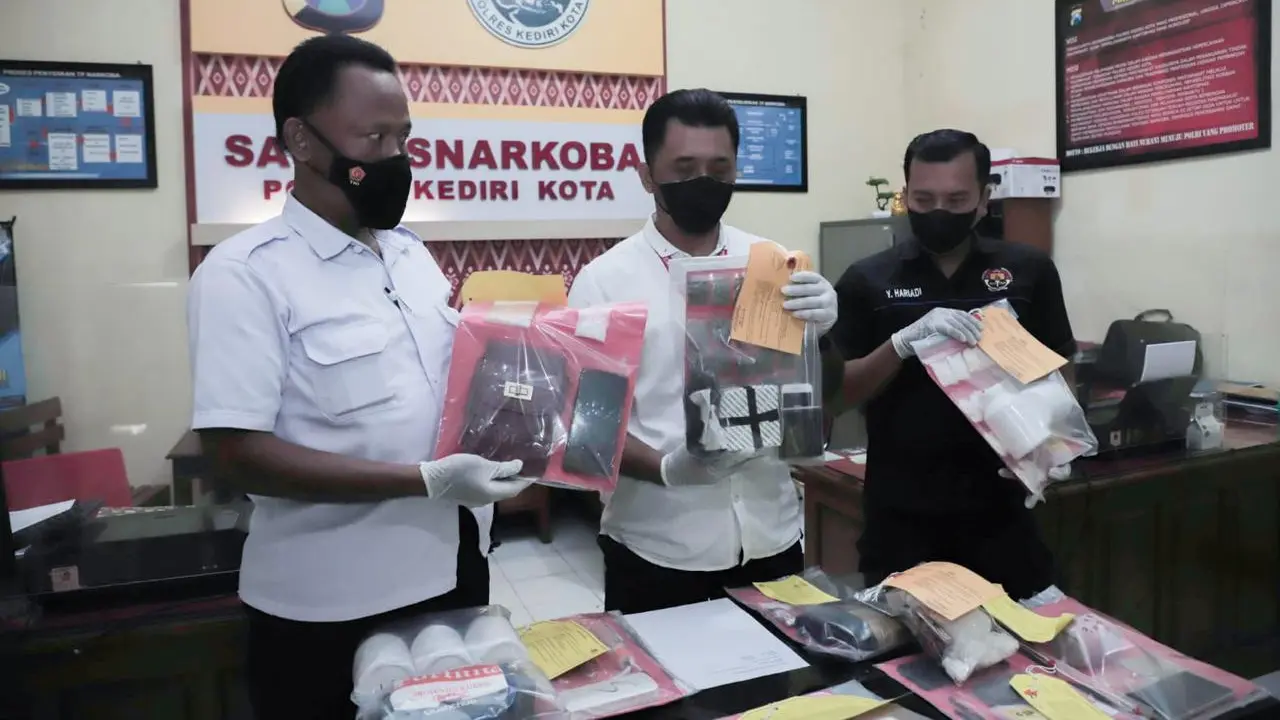 Polisi Kediri menahan 12 pengedar narkoba. (Dian Kurniawan/Liputan6.com)