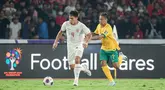 Pemain Timnas Indonesia, Wahyu Prasetyo (kiri) berebut bola dengan pemain Australia, Samuel Silvera pada laga Kualifikasi Piala Dunia 2026 yang berlangsung di Stadion Utama Gelora Bung Karno (SUGBK), Senayan, Jakarta, Selasa (10/09/2024). (Bola.com/Bagaskara Lazuardi)