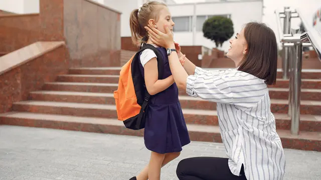 Anak Rewel di Hari Pertama Sekolah? Begini Cara Bijak Menghadapinya (photo by freepik.com)