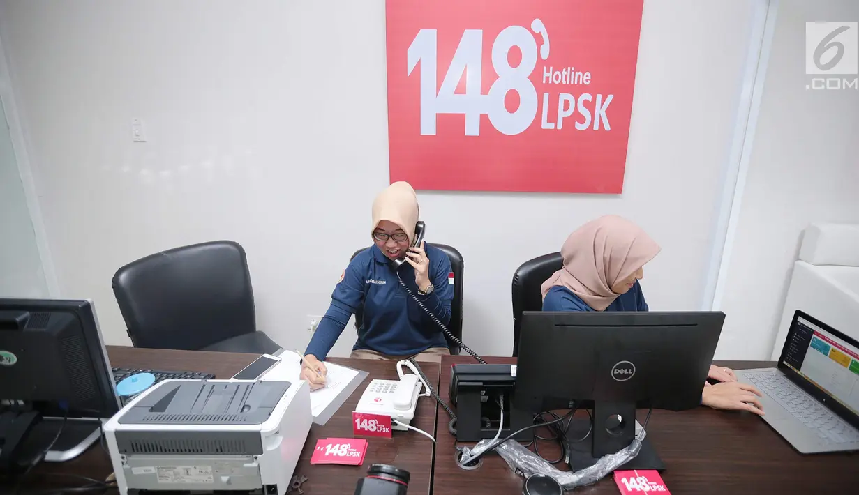 Petugas melayani aduan melalui hotline 148 di gedung Lembaga Perlindungan Saksi dan Korban (LPSK), Jakarta, Kamis (6/9). Saluran "148" bisa dimanfaatkan untuk mengajukan permohonan perlindungan atau sekadar berkonsultasi. (Liputan6.com/Faizal Fanani)