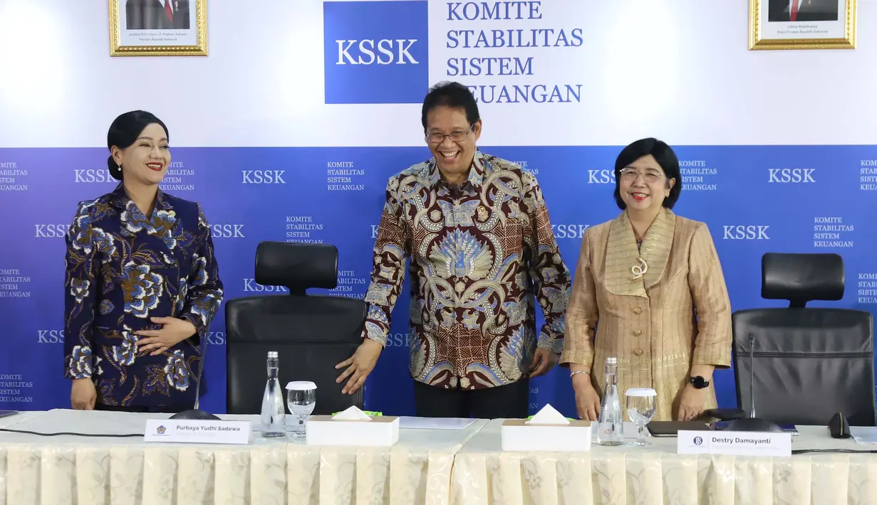 Menteri Keuangan yang juga Ketua Komite Stabilitas Sistem Keuangan (KSSK) Purbaya Yudhi Sadewa  bersama Pejabat Sementara Gubernur Bank Indonesia Destry Damayanti dan  Ketua Dewan Komisioner Otoritas Jasa Keuangan (OJK) Frederica Widyasari Dewi saat  menyampaikan konferensi pers hasil rapat berkala KSSK III tahun 2026 di Jakarta, Senin (3/8/2026). (KLY/ Arie Basuki)