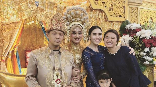 6 Potret Ayu Ting Pakai Kebaya, Tampil Anggun dan Elegan