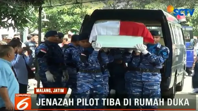 Tangis menyambut kedatangan jenazah Kolonel Muhammad Jusuf Hanafie di rumah duka di Perumahan Dirgantara, Sawojajar, Kota Malang.