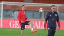 Gelandang Serbia, Nemenja Matic, mengontrol bola saat latihan di Stadion Ernst Happel, Wina, Kamis (5/10/2017). Serbia akan menghadapi Austria pada laga kualifikasi Piala Dunia 2018. (Bola.com/Reza Khomaini)