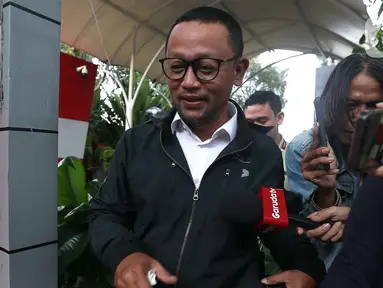Mantan staf khusus Menteri Agama periode 2019-2024, Yaqut Cholil Qoumas, Ishfah Abidal Aziz alias Gus Alex berjalan meninggalkan Gedung Merah Putih Komisi Pemberantasan Korupsi (KPK), Jakarta, Senin (26/1/2026). Hari ini, Senin (26/1/2026), Komisi Pemberantasan Korupsi (KPK) memanggil staf khusus Menteri Agama periode 2019-2024, Yaqut Cholil Qoumas, Ishfah Abidal Aziz alias Gus Alex. (Liputan6.com/Helmi Fitrhiansyah)