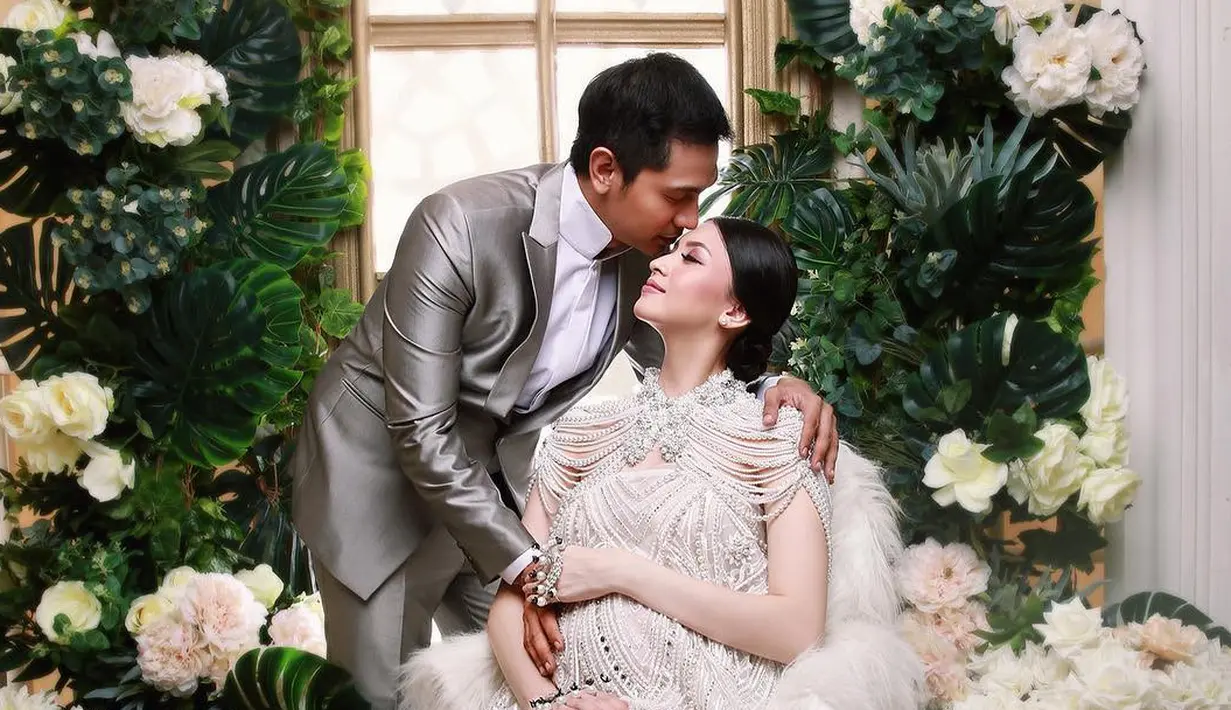 Pasangan yang menikah sejak 6 September 2014 itu tampak selalu kompak. Meski perbedaan usia cukup jauh, pasangan ini mencoba untuk saling mengerti akan kelebihan dan kekurangannya. (Instagram/donitabhubiy)