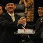 Ketua DPRD DKI Jakarta, Prasetio Edi Marsudi (kanan) memberikan Laporan Keterangan Pertanggungjawaban (LKPJ) usai sidang paripurna, Kamis (23/4/2015).  DPRD menilai kinerja pemda dan aparatnya pada tahun 2014 buruk. (Liputan6.com/Faizal Fanani)