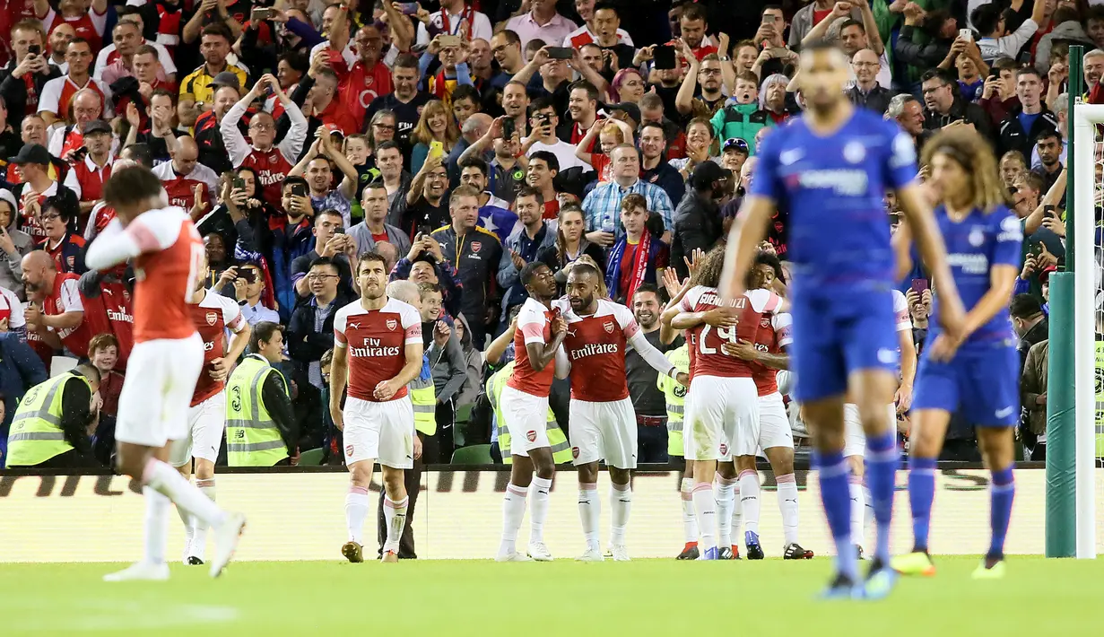 Penyerang Arsenal Alexandre Lacazette (tengah) berselebrasi usai mencetak gol penyama ke gawang Chelsea pada pertandingan ICC 2018 di Stadion Aviva di Dublin (1/8). Arsenal menang atas Chelsea lewat adu penalti 6-5. (AFP Photo/Paul Faith)