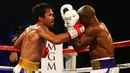 Petinju Manny Pacquiao (kiri) saat melayangkan pukulan kepada lawannya Timothy Bradley di MGM Grand Garden Arena, Las Vegas, AS, (9/4). (Mark J. Rebilas-USA TODAY Sports)