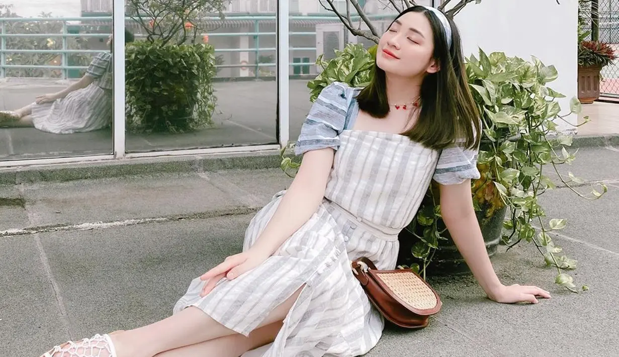 Gaya santai Patricia Devina dengan simple dress satu ini juga bisa dijadikan inspirasi. Tampil casual, penampilan Patricia ini hanya menambahkan aksesoris pada kalung serta bandana. (Liputan6.com/IG/@pattdevdex)