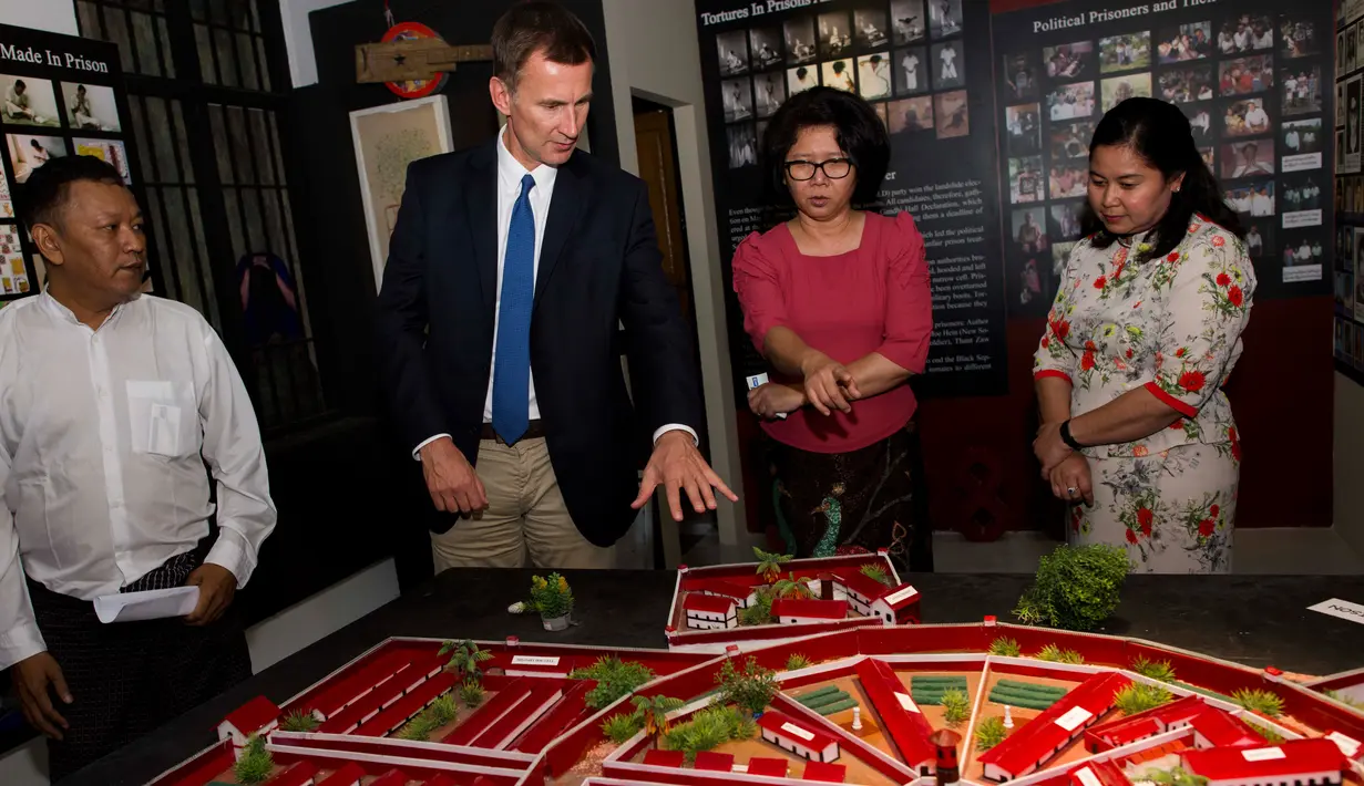 Menteri Luar Negeri Inggris, Jeremy Hunt mengunjungi Asosiasi Pendampingan Tahanan Politik di Yangon, Myanmar. Rabu (19/9). Hunt tiba di Myanmar untuk mengunjungi pusat krisis Rohingya dan menemui Aung San Suu Kyi. (Ye Aung THU / POOL / AFP)
