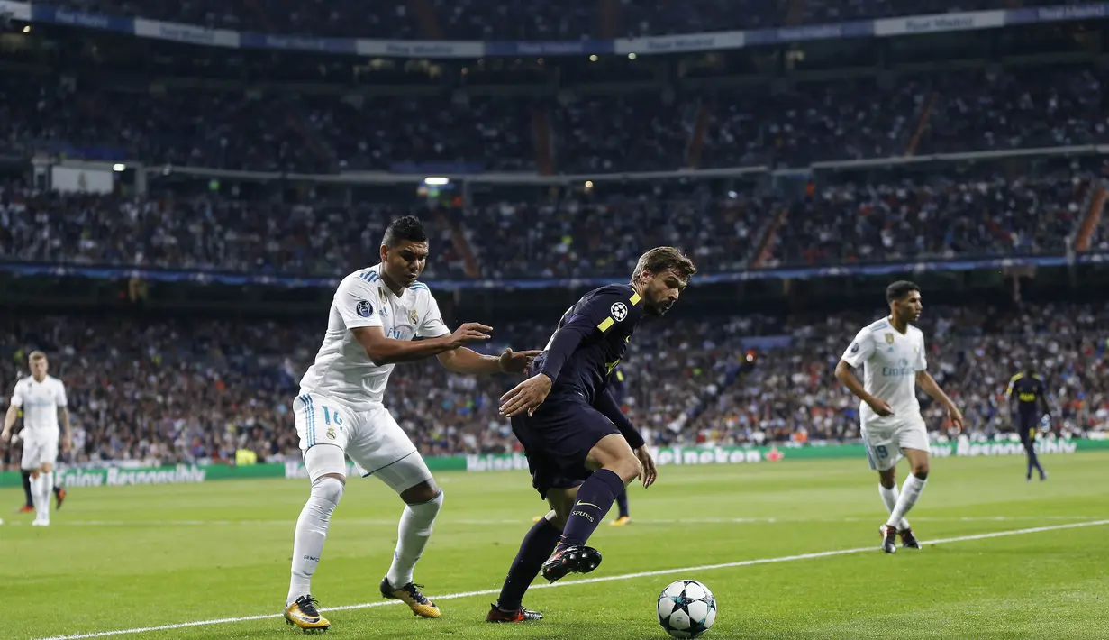 Striker Tottenham, Fernando Llorente, berusaha melewati gelandang Real Madrid, Casemiro, pada laga Liga Champions di Stadion Santiago Bernabeu, Madrid, Selasa (17/10/2017). Kedua klub bermain imbang 1-1. (AP/Fransisco Seco)