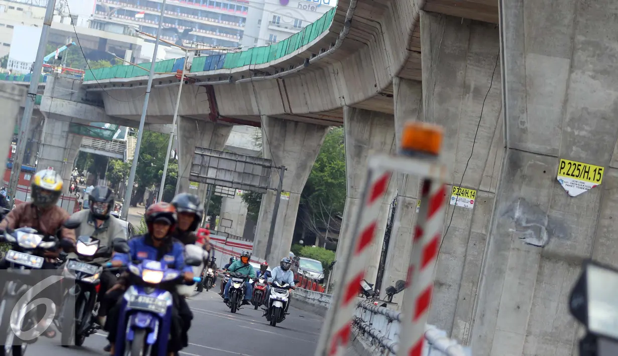 Sejumlah kendaraan melintas di dekat Pembangunan jalan layang transjakarta Tandean-Ciledug, Jakarta, Selasa (13/9).  Proyek jalan layan ini masih terkendala pembebasan lahan di kawasan pasar Kebayoran Lama. (Liputan6.com/Helmi Afandi)