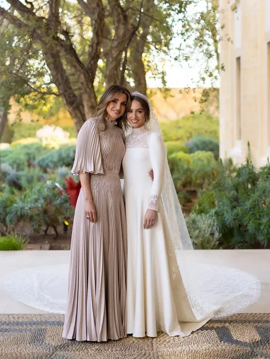 Di pernikahan Putri Iman, Ratu Rania pun curi atensi dengan gaya modisnya [@queenrania]