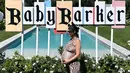 Penampilan Kourtney Kardashian di acara baby shower mencuri perhatian. Kakak dari Kim Kardashian itu mengenakan bodysuit ketat berbahan kulit ular tanpa lengan. Dia melengkapinya dengan satu set telinga Mickey Mouse, dan rambut bob coklat tua yang diikat ke belakang. (Liputan6.com/IG/@travisbarker)