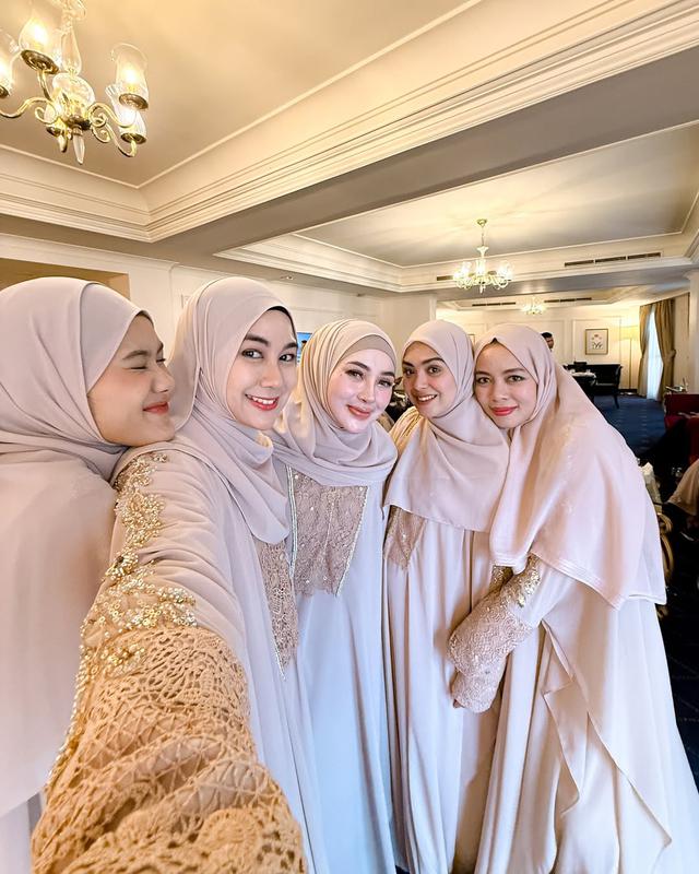 8 Potret seleb jadi bridesmaid di nikahan Dara Arafah di Madinah, anggun semua