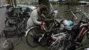 Seorang wanita memarkirkan sepedanya di tempat parkir khusus sepeda di sekitar kawasan kota Amsterdam, Belanda, Kamis (20/4). Lebih dari seperempat jalur transportasi di kota itu diperuntukkan untuk sepeda. (Liputan6.com/Immanuel Antonius)