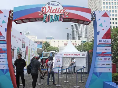 Seorang petugas keamanan berjaga di pintu masuk acara BRIZZI Vidio Fair 2017 di The Space Senayan City, Jakarta, Sabtu (9/12). Acara Brizzi bersama dengan Vidio.com tersebut bertema Perbankan Versi Gue. (Liputan6.com/Herman Zakharia)