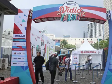 Seorang petugas keamanan berjaga di pintu masuk acara BRIZZI Vidio Fair 2017 di The Space Senayan City, Jakarta, Sabtu (9/12). Acara Brizzi bersama dengan Vidio.com tersebut bertema Perbankan Versi Gue. (Liputan6.com/Herman Zakharia)