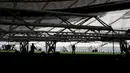 Para pria bekerja di lapangan Lusail Stadium, Lusail, Qatar, 28 Maret 2022. Stadion berkapasitas 80 ribu penonton yang terletak di pinggiran Ibu Kota Doha ini akan menjadi tuan rumah final Piala Dunia 2022 pada bulan Desember mendatang. (GABRIEL BOUYS/AFP)