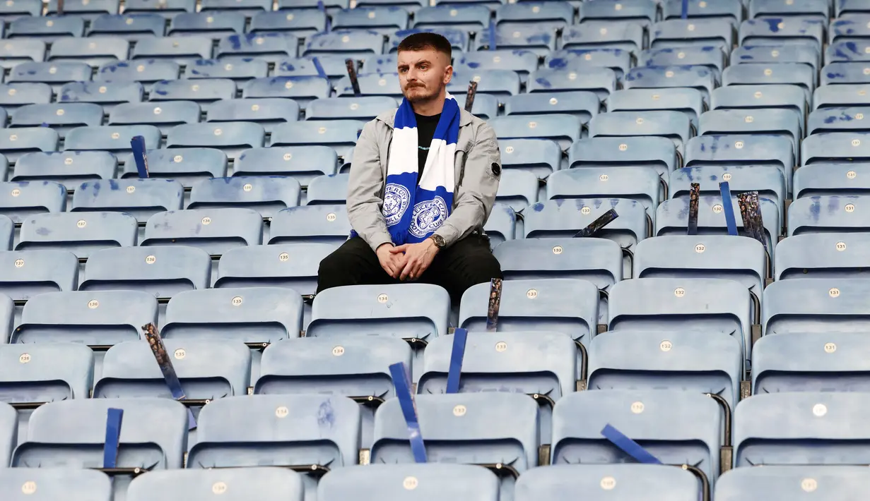 Suporter Leicester City termenung saat menyaksikan laga melawan West Ham United pada laga Liga Inggris di Stadion King Power, Minggu (28/5/2023). The Foxes resmi degradasi setelah mengakhiri musim di urutan 18 klasemen akhir dengan 34 poin. (AFP/Darren Staples)