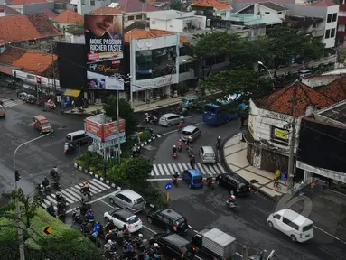Sejumlah kendaraan melintas di perempatan jalan Kedung Doro, Surabaya, Jawa Timur, Jumat (17/4/2015). Pada 2014 lalu, pertambahan kendaraan di Surabaya selalu di atas 17 ribu unit. (Liputan6.com/Helmi Fithriansyah)