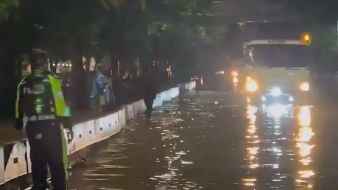 Hujan deras yang mengguyur Jakarta sejak semalam menyebabkan banjir setinggi 50 hingga 60 sentimeter di sekitar Jalan Daan Mogot Raya.