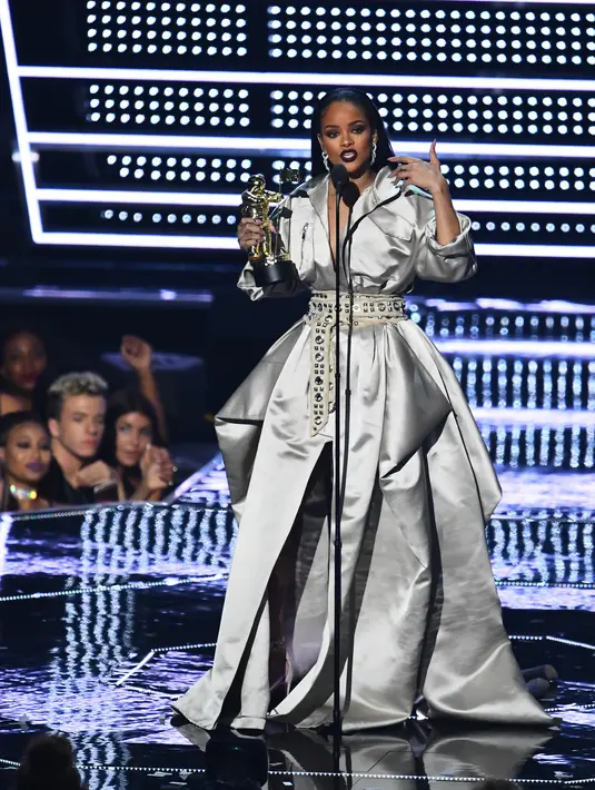 Kegembiraan Rihanna malam itu bertambah. Rihanna mendapatkan penghargaan Michael Jackson Video Vanguard Award malam dalam MTV VMA 2016. Tidak hanya itu, Drake juga mengungkapkan cintanya secara langsung diatas panggung. (AFP/Bintang.com)