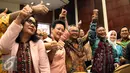 Ketua DPD RI terpilih Mohammad Saleh (ketiga kiri) berfoto bersama saat merayakan kemenangannya pada rapat Paripurna DPD luar biasa di Nusantara V Gedung Parlemen, Senayan, Jakarta, Selasa (11/10). (Liputan6.com/Johan Tallo)