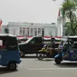 Bajaj dan sejumlah kendaraan bermotor melintas di depan Istana Kepresidenan, Jakarta, Rabu (20/7). Sudinhubtrans Jakarta Pusat segera menerapkan larangan bajaj melintas di Jalan Medan Merdeka Barat dan Medan Merdeka Utara. (Liputan6.com/Gempur M Surya)