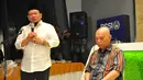 Ketua Umum PSSI La Nyalla Mahmud Matalitti (kiri) memberikan sambutan dalam acara buka puasa bersama dengan anak yatim piatu di kantor PSSI, Senayan, Jakarta, Kamis (25/6/2015). (Liputan6.com/Yoppy Renato)
