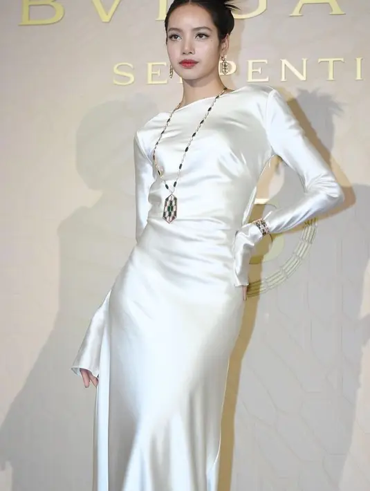 Gaun ini memiliki train panjang menjuntai hingga ke lantai, lengan panjang, dan backless, membuat Lisa memamerkan punggungnya. Foto: Instagram.