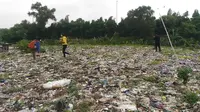 Hamparan sampah seluas lapangan bola di tengah permukiman warga di Kampung Caman, Jakasampurna, Bekasi Barat, Kota Bekasi. (Liputan6.com/Bam Sinulingga)