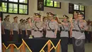 Irjen Pol Ronny Frangky Sompie (kiri) dan Irjen Pol Ronny Frangky Sompie (tengah) mengambil sumpah jabatan saat upacara pelantikan dan sertijab Kadiv Humas Mabes Polri dan tiga Kapolda di Mabes Polri, Selasa (17/3/2015). (Liputan6.com/Johan Tallo)