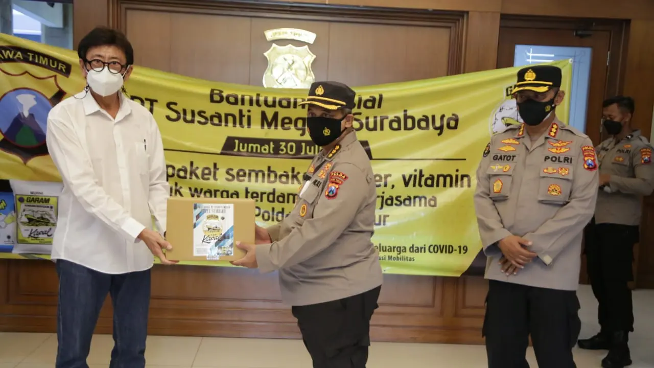 Polda Jatim menerima paket sembako untuk terdampak PPKM di Jatim. (Dian Kurniawan/Liputan6.com)