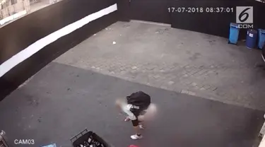 VIDEO: Wanita BAB Sembarangan di Halaman Toko - Global Liputan6.com