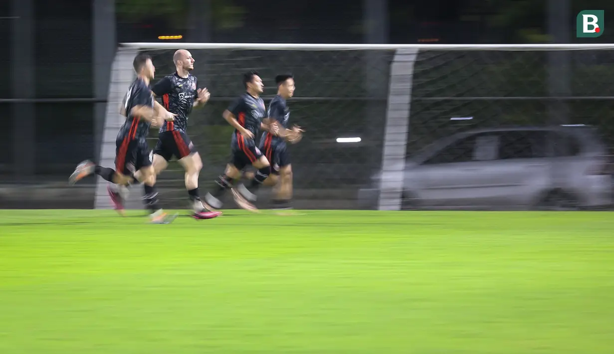 Sejumlah pemain Persija Jakarta melakukan latihan menjelang laga terakhir BRI Liga 1 2022/2023 melawan PSS Sleman di lapangan latih Jakarta International Stadium (JIS), Jakarta, Rabu (12/04/2023) malam WIB. Macan Kemayoran akan melakoni laga pamungkas mereka musim ini di Stadion Utama Gelora Bung Karno (SUGBK) pada Sabtu (15/04/2023). (Bola.com/Bagaskara Lazuardi)