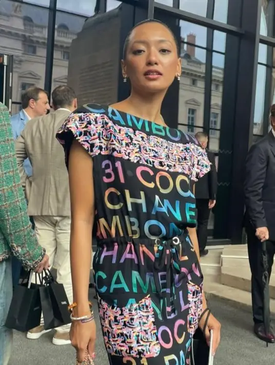 Selanjutnya ada Asmara Abigail mengenakan dress Chanel Resort 2024 warna-warni dan tas Chanel warna baby pink. [@anggun_cipta/@nikizefanya/@asmaraabigail]
