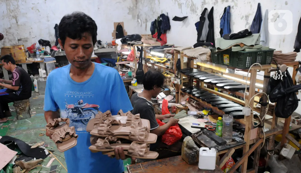 Perajin alas kaki menyelesaikan pembuatan sandal di kawasan Bojongsari, Depok, Jawa Barat, Selasa (22/2/2022). Sandal-sandal tersebut dijual ke Jakarta serta kota-kota di Pulau Sulawesi dan Pulau Bali. (merdeka.com/Arie Basuki)