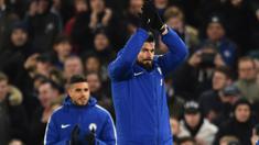 Pemain anyar Chelsea, Olivier Giroud (kanan) saat diperkenalkan pada laga Premier League pekan ke-25 di Stamford Bridge, London (31/1/2018). Giroud direkrut Chelsea dengan mahar 18 juta pounds.  (AFP/Glyn Kirk)