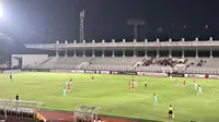 Laga uji coba Timnas Indonesia U-20 kontra China U-20 sepi penonton. Duel digelar pada Jumat (22/3/2024) malam WIB di Stadion Madya, Senayan, Jakarta. (Bola.com/Muhammad Adi Yaksa)