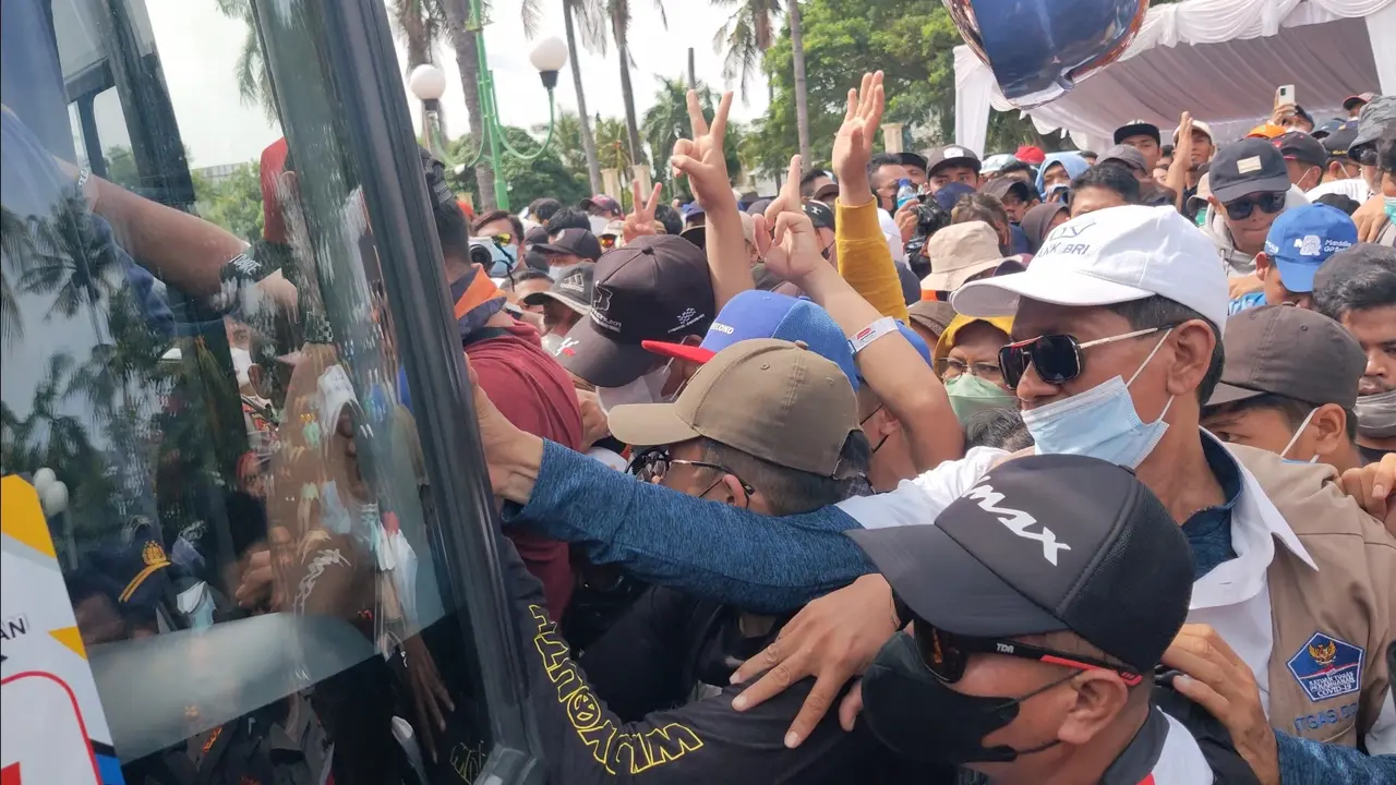 Penonton MotoGP Mandalika ricuh berebut bus gratis ke sirkuit. (Foto: Liputan6.com/Hans Bahanan)